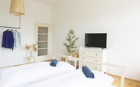 Sunny Apartment near Belvédère Castle